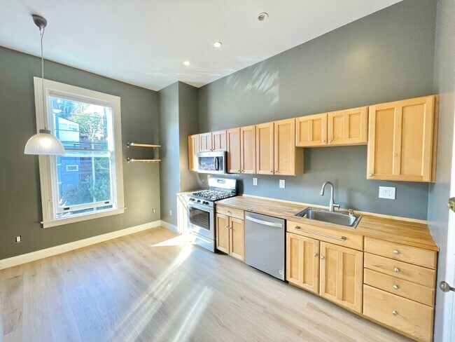 Building Photo - Prime Noe Valley 3Br/1.5Ba Top Floor Flat w/Laundry, Storage – A MUST SEE! PROGRESSIVE