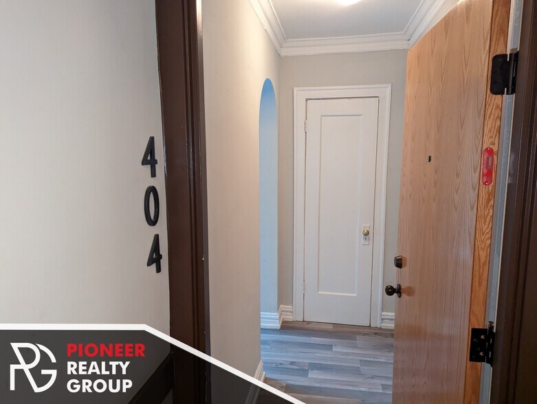 Building Photo - 429 W Roscoe St