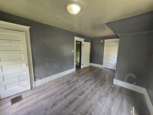 Building Photo - 402 Sunnyside Ave