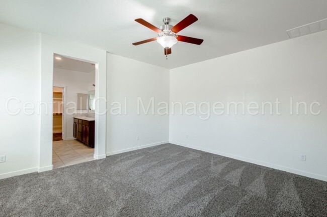 Building Photo - 4 bedroom 2 bath  Home in the Desired Sout...