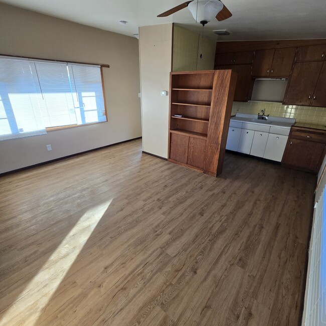 Building Photo - 903 W Alameda St