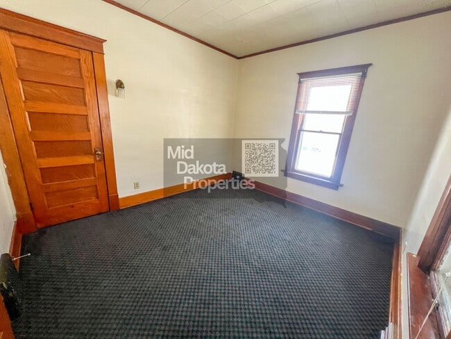 Building Photo - 933 E 5th-3 Bedroom House