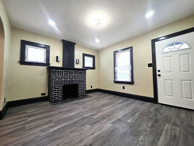 Building Photo - 745 Lafollette St
