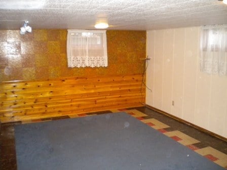 Building Photo - SPACIOUS single family home with double ga...