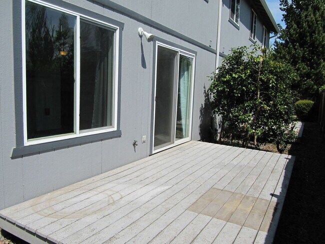 Building Photo - Three Bedroom Duplex in North Salem