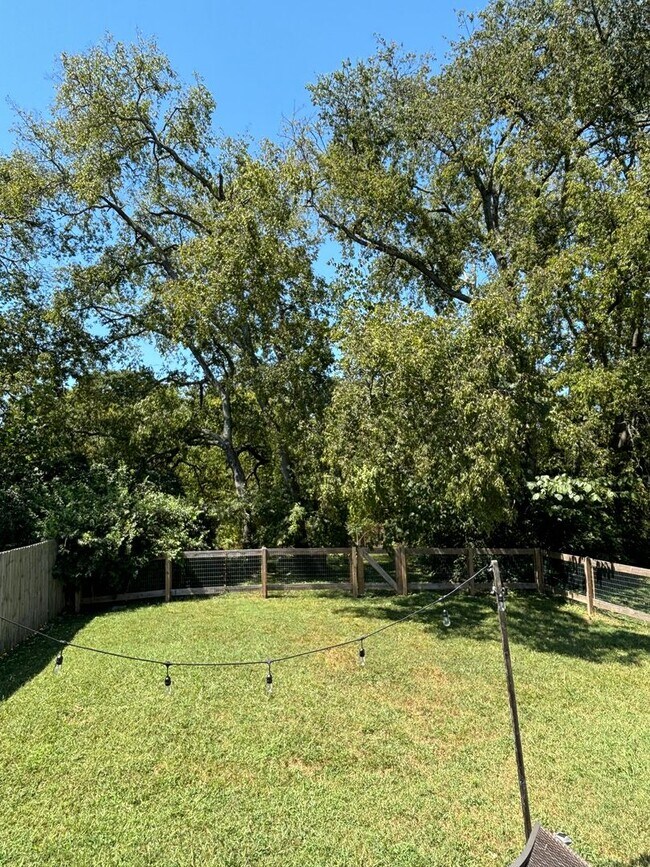 Building Photo - LEASING SPECIAL Cozy East Nashville 3 Bedr...