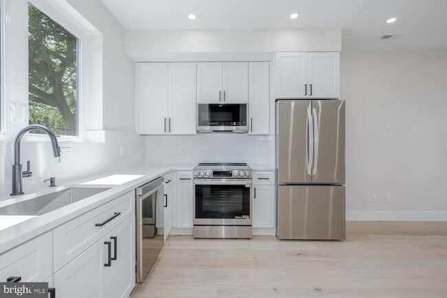 Building Photo - 722 Kenyon St NW