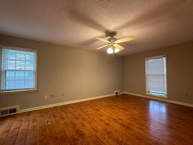 Building Photo - 1531 Cordova Rd