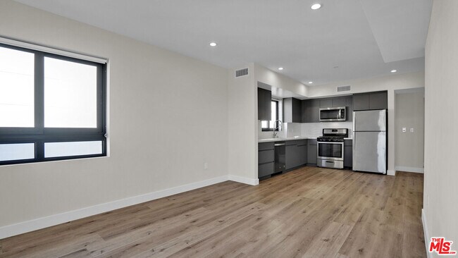 Building Photo - 846 S Mariposa Ave