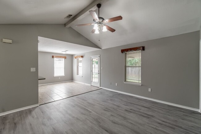 Building Photo - Freshly Updated 3 Bed, 2 Bath Home in Fort...
