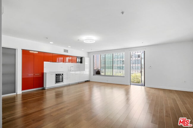 Building Photo - 901 Flower St