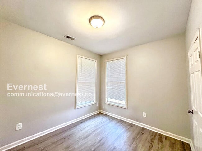 Building Photo - Spacious 3-Bedroom Home with Modern Amenities / Pet-Friendly / Available Now!