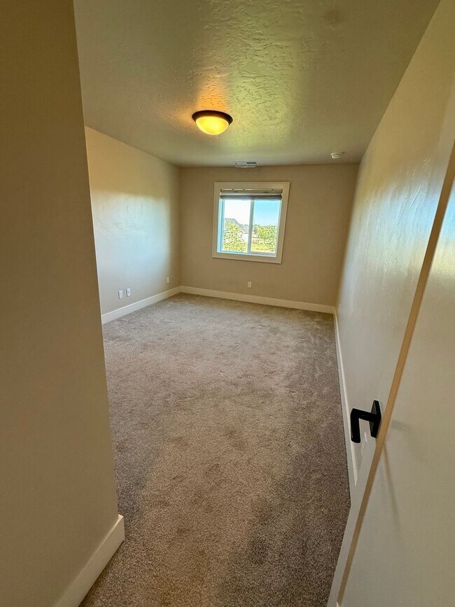 Building Photo - Welcome to this stunning 5-bedroom, 3.5-ba...
