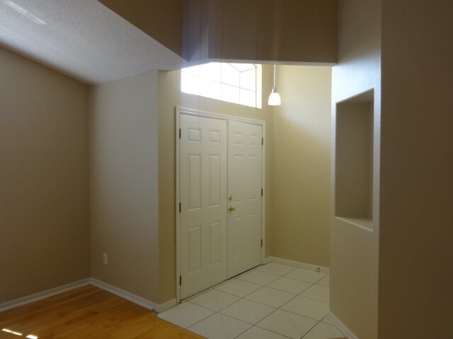 Building Photo - 1040 Pineview Ct