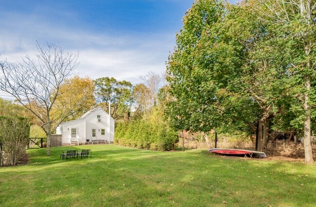 Building Photo - 706 Springs Fireplace Rd