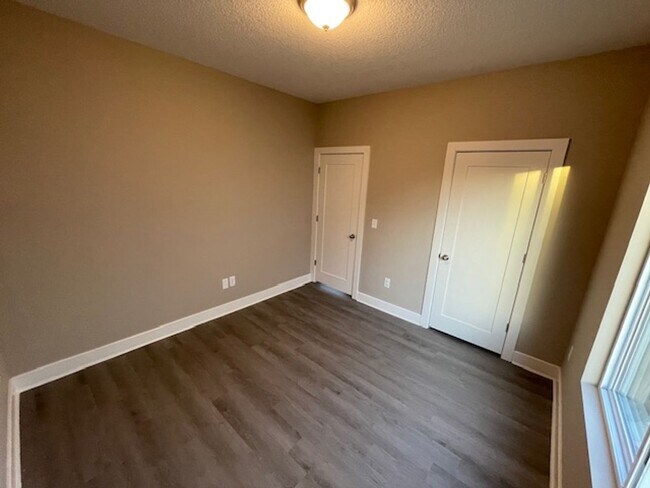 Building Photo - 2755/57 S Greenleaf Cir