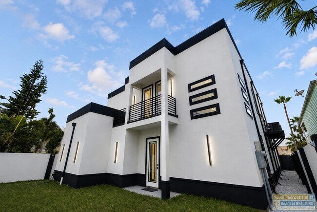 Building Photo - 203 W Lantana St