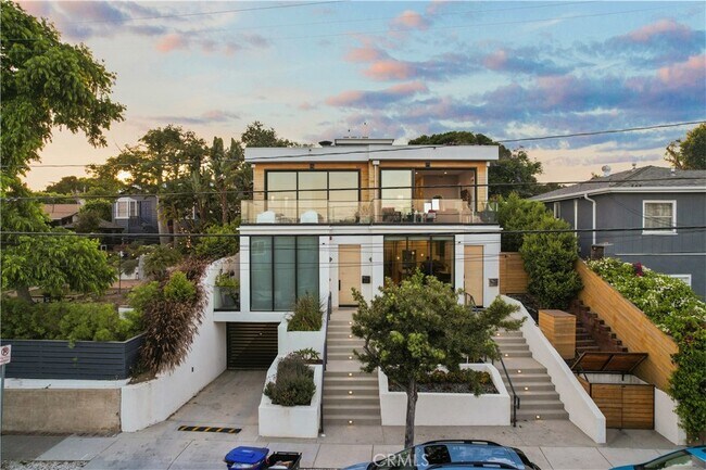 Building Photo - 723 Pier Ave