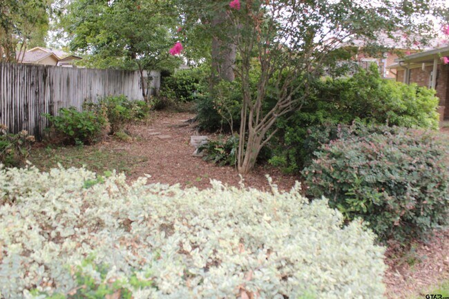 Building Photo - 713 Meadow Creek Dr