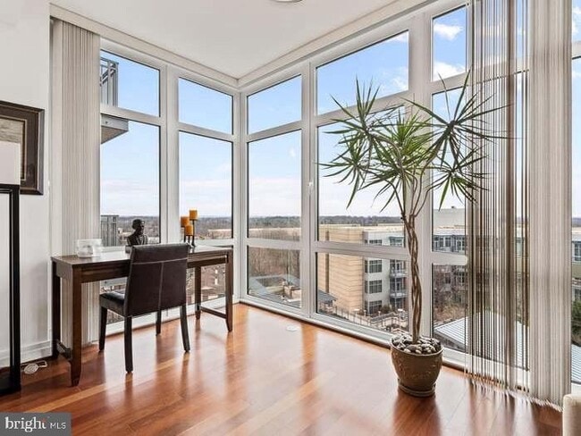 Building Photo - 8220 Crestwood Heights Dr