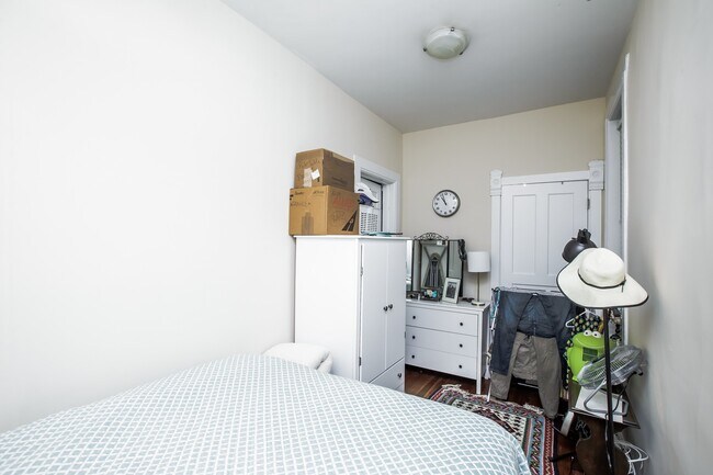 Building Photo - Spacious 1bed in Bucktown!  Central Air, Dishwasher, FREE Laundry & Internet!