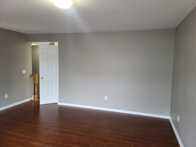 Building Photo - 3 Bed 2.5 Bath Townhome Ready for You in W...