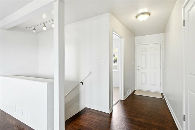 Building Photo - 3036 Sequoia Dr