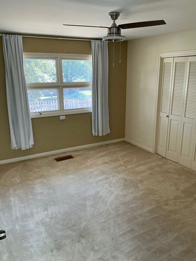 Building Photo - Spacious 3/2.5 Home with Office+Den Neighb...