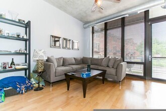 Building Photo - 2 bedroom in Chicago IL 60610