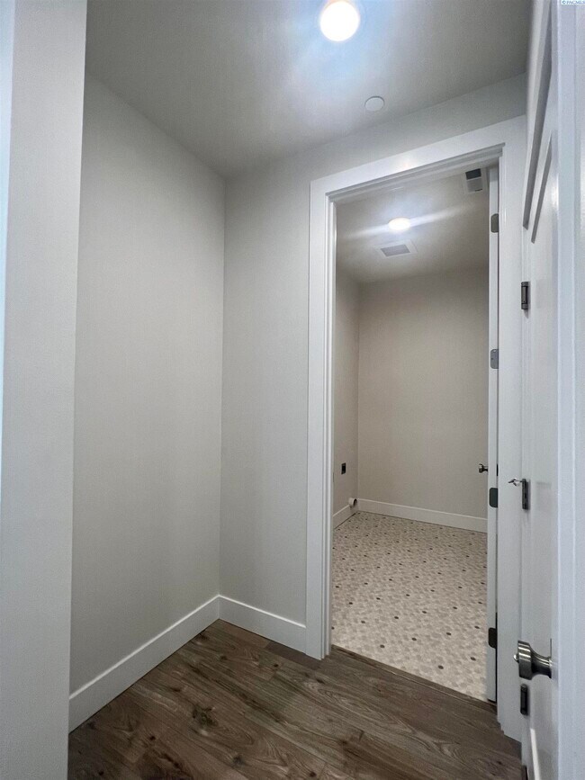 Building Photo - FOR RENT, newer modern home