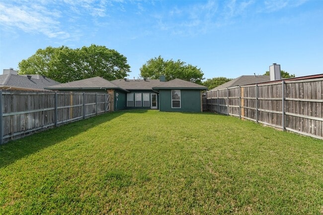 Building Photo - 2600 Waterloo Ln