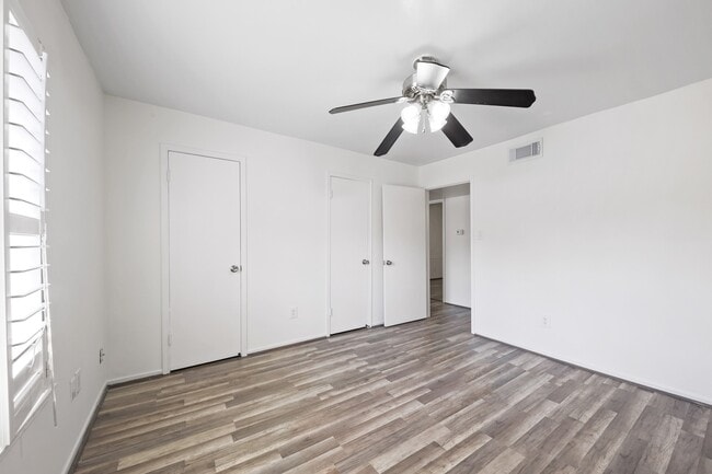 Building Photo - 361 N Post Oak Ln