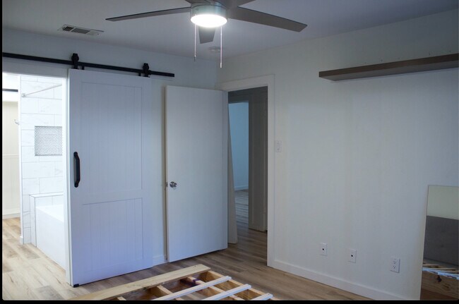 Building Photo - 2106 Rainbow Dr