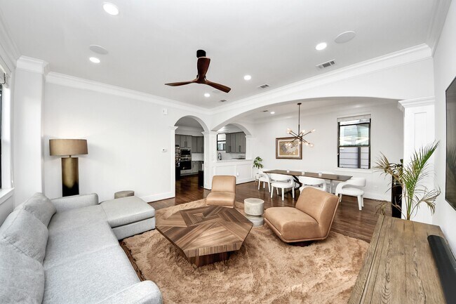 Building Photo - 916 W 20th St