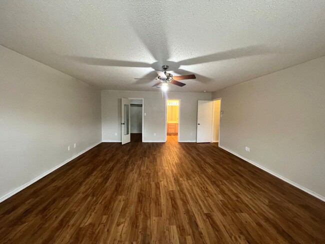 Building Photo - 3 br, 2.5 bath House - 8615 Cross Spring