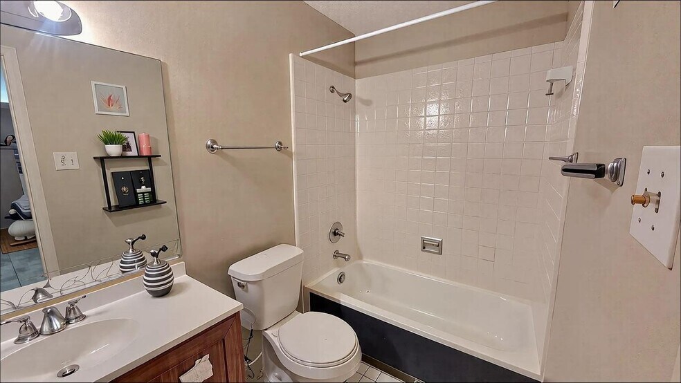 Building Photo - 7400 Bellerive Dr