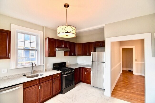 Primary Photo - 15-1/2 Tremlett St
