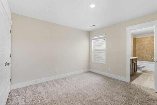 Building Photo - Modern 3 Bedroom, 2.5 Bath Townhome in luxurious Village at Chapel Green! ($2250/mo base rent***)