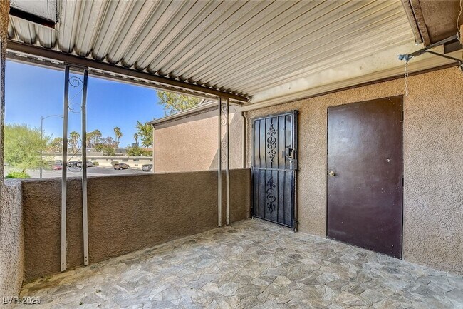 Building Photo - 1544 Hialeah Dr