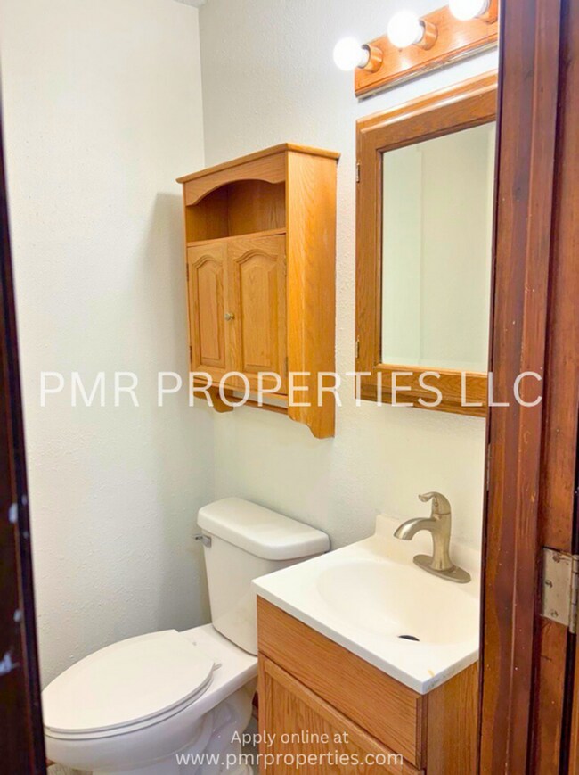 Building Photo - Red Oak Apartments