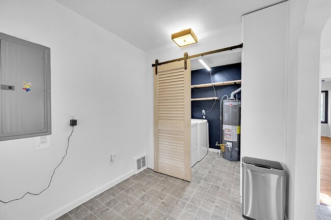 Building Photo - $2,300.00 - 2 Beds, 1 Bath, Single Family ...