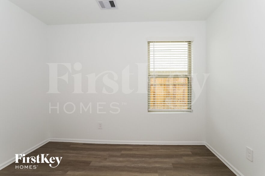 Building Photo - 423 Jewett Meadow Dr