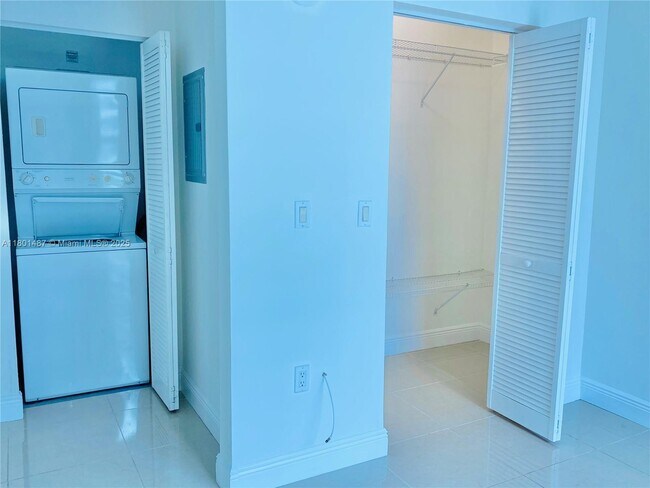 Building Photo - 950 Brickell Bay Dr