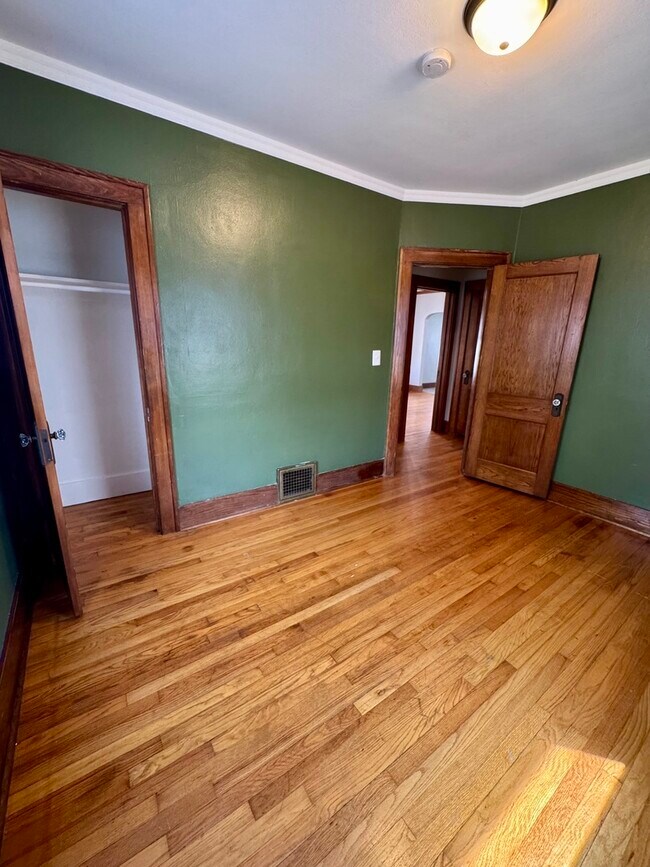 Building Photo - 416 E 29th Pl