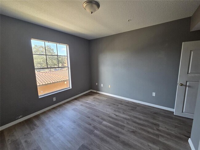 Building Photo - 5572 Metrowest Blvd