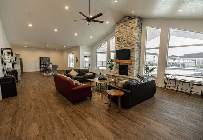 Building Photo - Brand New Luxury 4 Bedroom 2.5 Bath with O...