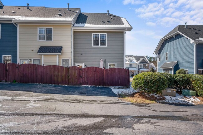 Building Photo - ADORABLE AND COZY-Come see this townhome i...