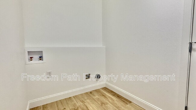 Primary Photo - 465 N Elm Rd