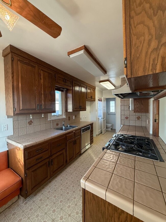 Building Photo - Charming 3BR/1.5BA Home with Cozy Fireplace