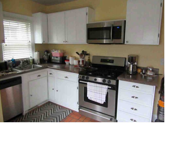 Kitchen - 1241 Bruck St